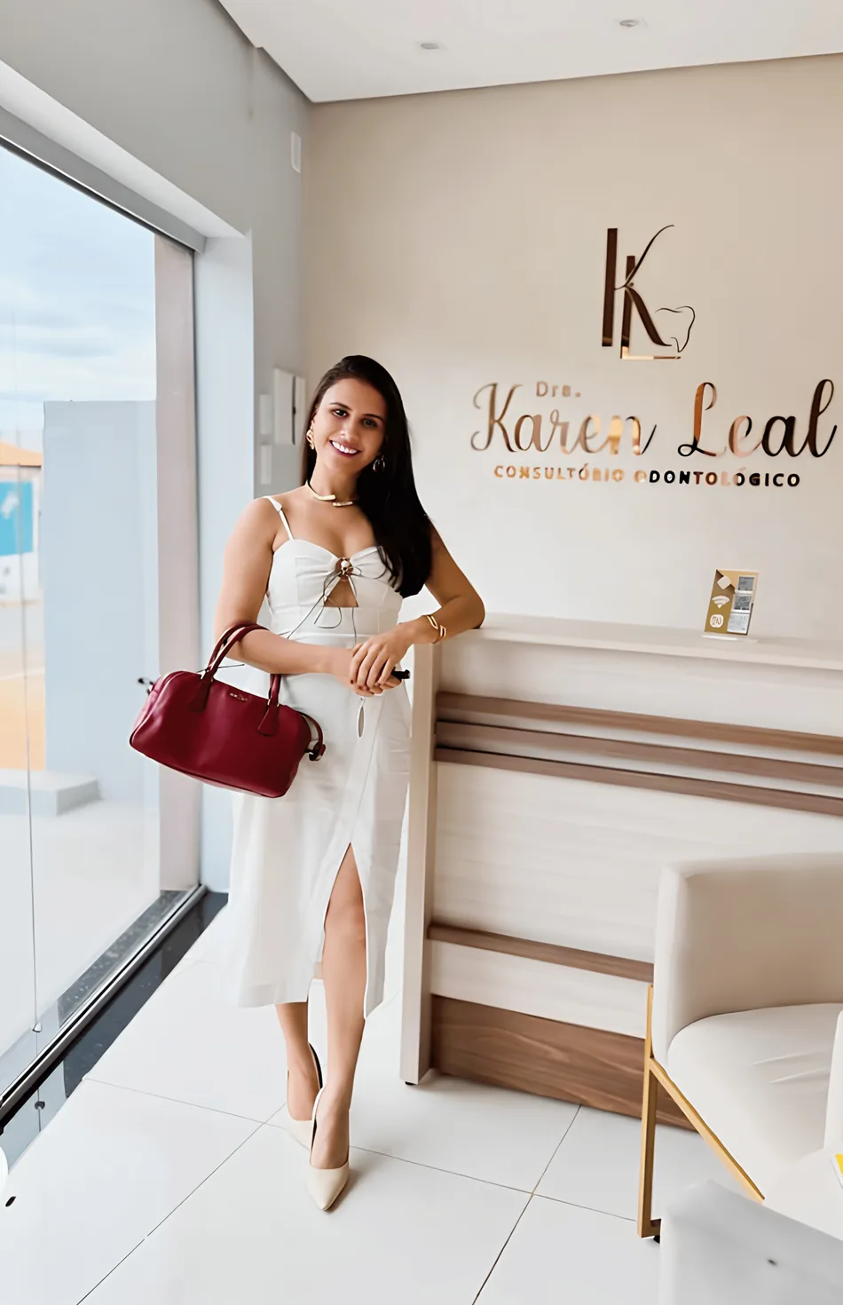 Dra. Karen Leal em seu consultório odontológico